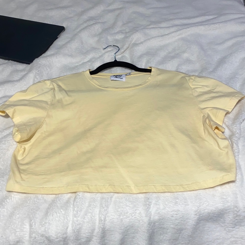 Yellow cropped tee